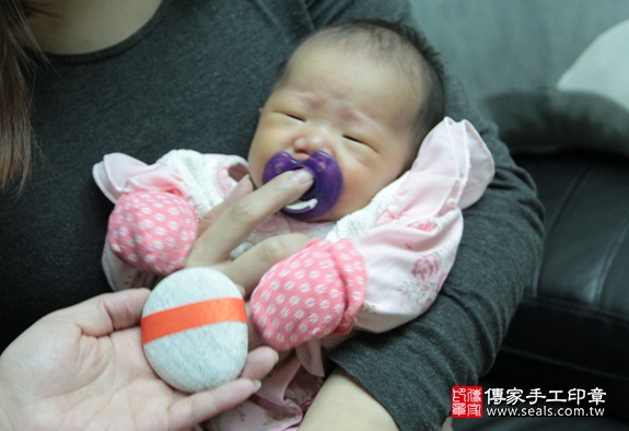 剃胎毛、滿月剃頭、嬰兒剃頭、嬰兒理髮、嬰兒剃髮、嬰兒剃胎毛、嬰兒滿月剃頭、寶寶剃頭、剃胎毛儀式、剃胎毛吉祥話、滿月剃頭儀式、滿月剃頭吉祥話、寶寶剃胎毛、寶寶滿月剃頭理髮、 台北士林區剃胎毛、台北士林區滿月剃頭、 台北士林區嬰兒剃頭剃胎毛、台北士林區嬰兒理髮、台北士林區嬰兒剃髮、洪寶寶(台北士林區到府嬰兒寶寶滿月剃頭理髮、免費到府嬰兒剃胎毛儀式吉祥話)。到府剃頭剃胎毛主持、專業拍照、DVD光碟、證書。★購買「臍帶章、肚臍章、胎毛筆刷印章」贈送：剃頭、收涎、抓周，三選一。2016.01.18 照片5